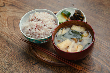 雑穀米のごはんと油揚げとわかめとしめじのお味噌汁とお漬物のシンプルな和朝食