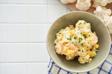 カリフラワーとエビのタルタル和え