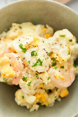カリフラワーとエビのタルタル和え