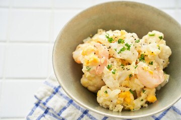 カリフラワーとエビのタルタル和え