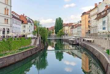 Cityscape view of the Ljubljanica river canal in the old town of Ljubljana, Slovenia - obrazy, fototapety, plakaty
