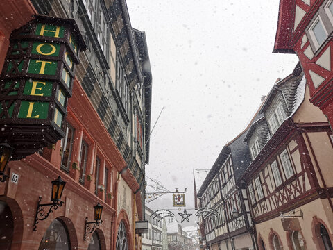 Fassaden in Miltenberg bei Schneefall