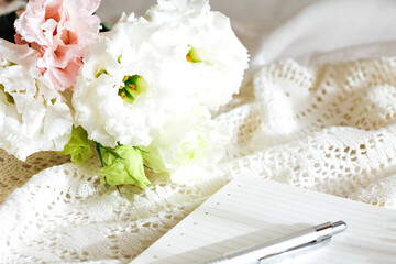 トルコキキョウとノート　おだやかな時間のイメージ