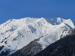 paysage hivernal avec avalanche, neige et ciel bleu dans le beaufortain