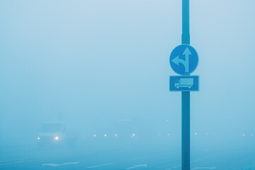 Directional traffic sign for trucks in fog