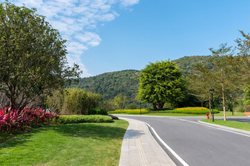 Fototapeta na wymiar Clean roads and roadside meadows in the countryside