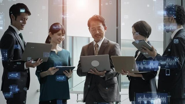 会議するビジネスパーソンのグループとデジタルテクノロジー