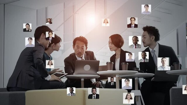 会議するビジネスパーソンのグループと多国籍の人々とのコミュニケーションイメージ