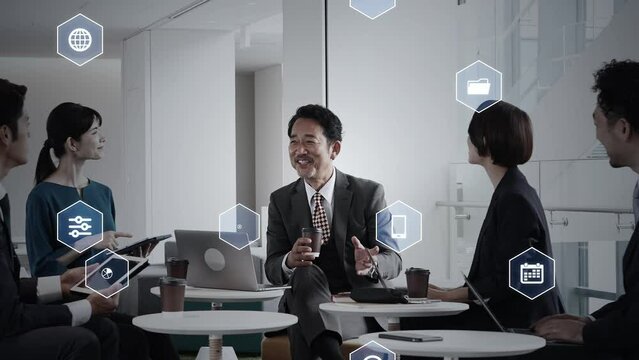 会議するビジネスパーソンのグループとデジタルテクノロジー