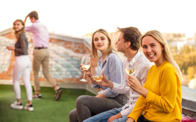 Obraz premium Cheerful friends drinking alcohol during banquet