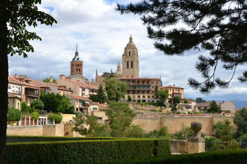 Fototapeta premium Ségovie, Espagne, 15 août 2015 : Cathédrale prise depuis l’Alcazar de Ségovie