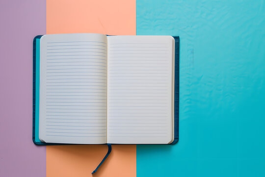 Kreativer Beginn: Aufgeschlagenes, leeres Notizbuch bereit f&uuml;r pers&ouml;nliche Gedanken und k&uuml;nstlerische Ideen, perfekt f&uuml;r inspirierende Schreibvorbereitungen