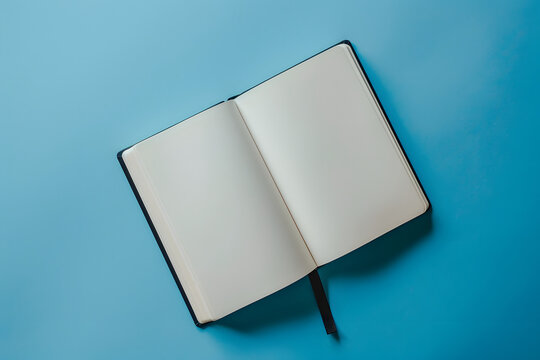 Kreativer Beginn: Aufgeschlagenes, leeres Notizbuch bereit f&uuml;r pers&ouml;nliche Gedanken und k&uuml;nstlerische Ideen, perfekt f&uuml;r inspirierende Schreibvorbereitungen
