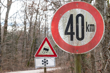 Verkehrszeichen kennzeichnet Tempolimit von 40 km/h wegen Schleudergefahr