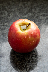 Apfel mit Wassertropfen auf der Oberfläche