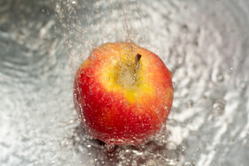 Apfel mit Wasser waschen