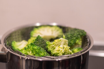 Broccoli in Pfanne am garen