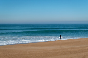Fototapeta na wymiar Preparação intensa: Surfista pronto para domar as ondas da praia