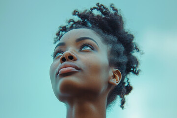 Afrikanische Frau blickt nach oben