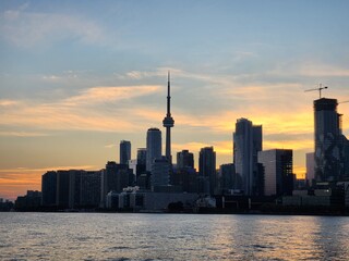 Fototapeta premium Stunning sunset view of the Toronto skyline across the tranquil lake