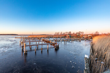 Sonnenaufgang im Januar am vereisten Hafen Müggenburg.