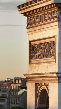 arc de triomphe, paris in vertical format