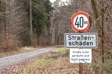Verkehrszeichen kennzeichnet Tempolimit von 40 km/h und warnt vor Straßenschäden
