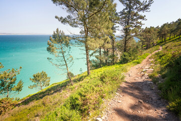 Fototapeta na wymiar Chemin de randonnée avec vue sur l'ocean, sur la presqu'ile de crozon dans le finistere en Bretagne