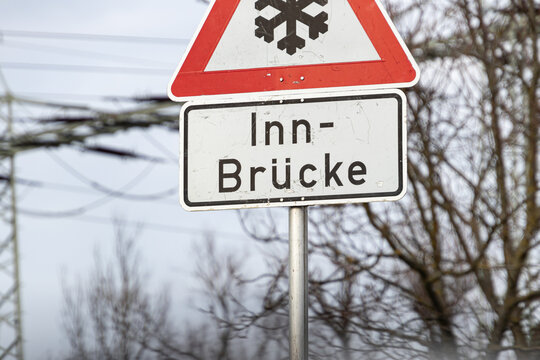 Verkehrszeichen kennzeichnet Br&uuml;cke &uuml;ber den Inn
