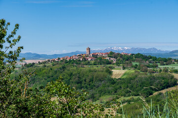petit village de montpeyroux dans le puy de d&ocirc;me en haut de sa butte avec sa vieille tour m&eacute;di&eacute;vale l'un des plus beaux villages e France par une superbe journ&eacute;e d'&eacute;t&eacute;