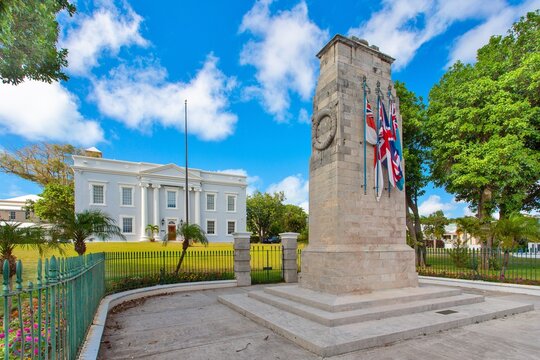 The Cenotaph in Front Street, built in 1920 and commemorating the dead of Bermuda from two World Wars, in front of the Cabinet Office, Hamilton, Bermuda, Atlantic