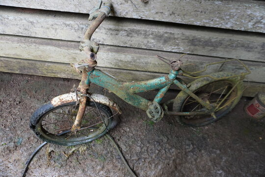 Top view, the bicycle is damaged and rusty because it has not been used for a long time.