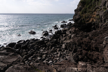 Fototapeta na wymiar rocks and sea with cliff and horizon