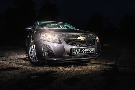 samoch&oacute;d osobowy Chevrolet w nocy z włączonymi reflektorami