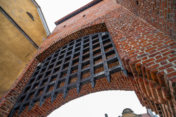 krata mostu zwodzonego w murach obronnych miasta średniowiecznego