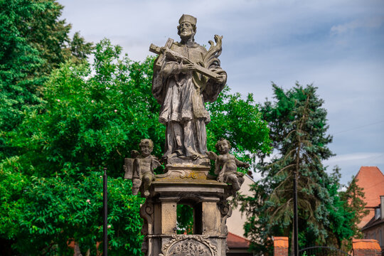rzeźba św. Jana Nepomucena typowa w Czechach i na Śląsku w pobliżu rzek