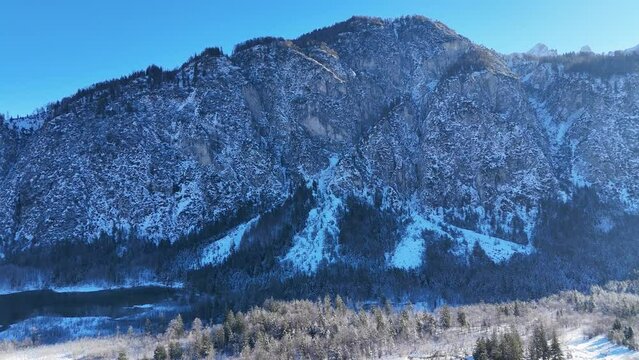 Drohnenflug &uuml;ber dem See in den Bergen in sch&ouml;ner Landschaft im Winter im Salzkammergut
