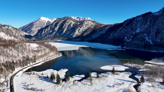 Drohnenflug &uuml;ber dem See in den Bergen in sch&ouml;ner Landschaft im Winter im Salzkammergut