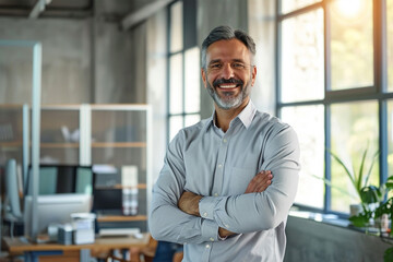 Obraz premium Businessman in office smiling looking at camera