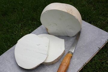 Riesenbovist auf der Wiese, mit Messer und Holzunterlage in Scheiben geschnitten