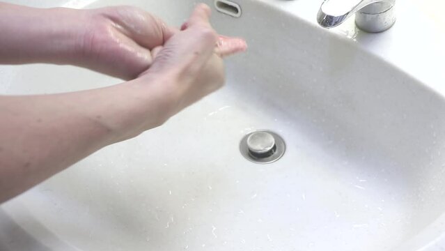 石けんでしっかりと手を洗う