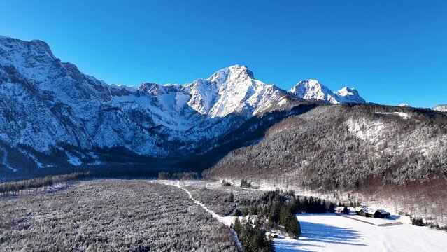 Drohnenflug &uuml;ber dem See in den Bergen in sch&ouml;ner Landschaft im Winter im Salzkammergut