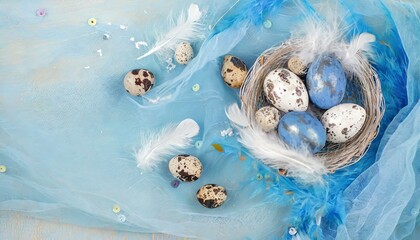 Niebiesko-białe wielkanocne tło z pisankami w koszyku, piórami i ktaniną