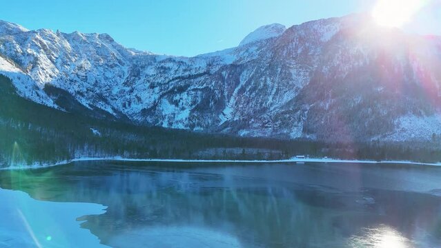 Drohnenflug &uuml;ber dem See in den Bergen in sch&ouml;ner Landschaft im Winter im Salzkammergut