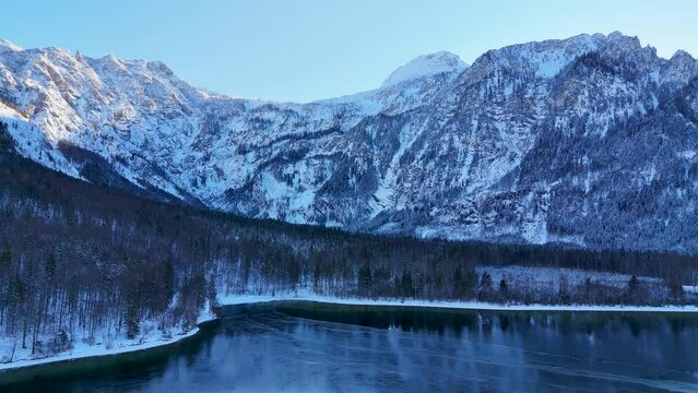 Drohnenflug &uuml;ber dem See in den Bergen in sch&ouml;ner Landschaft im Winter im Salzkammergut