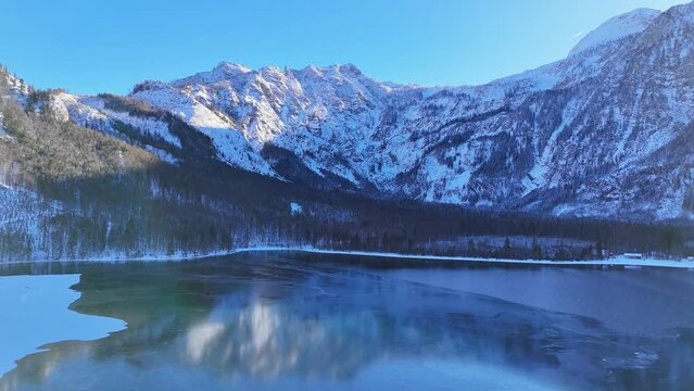 Drohnenflug &uuml;ber dem See in den Bergen in sch&ouml;ner Landschaft im Winter im Salzkammergut