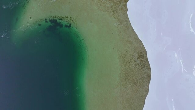 Drohnenflug &uuml;ber dem See in den Bergen in sch&ouml;ner Landschaft im Winter im Salzkammergut