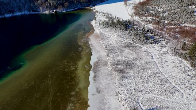 Drohnenflug &uuml;ber dem See in den Bergen in sch&ouml;ner Landschaft im Winter im Salzkammergut