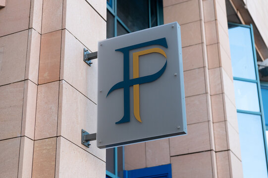 Le panneau des Finances Publiques qui symbolise les impts et les servces fiscaux en France