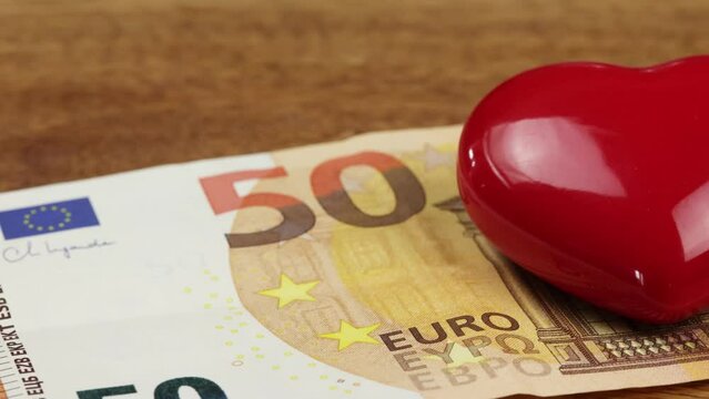 billet de banque de cinquante euros et coeur rouge